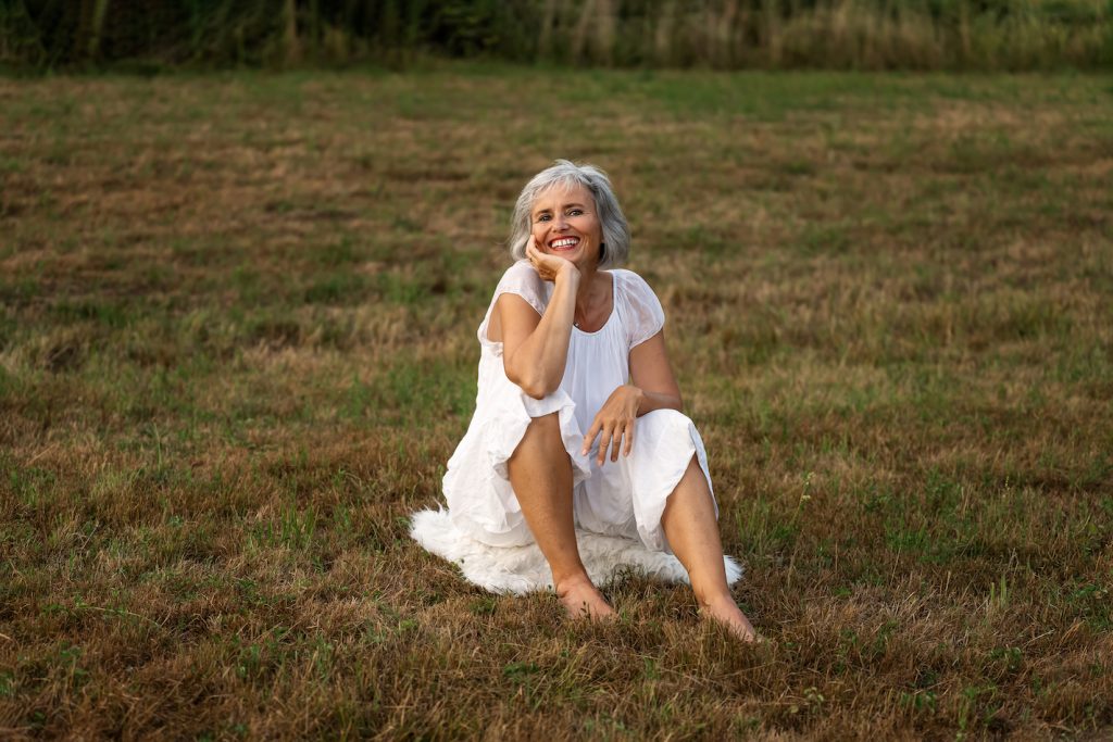 Frau auf der Wiese sitzend