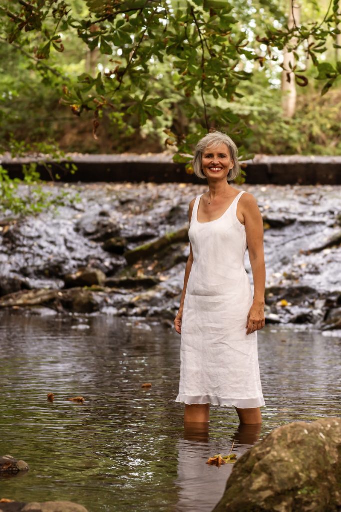Frau in Wasser stehend